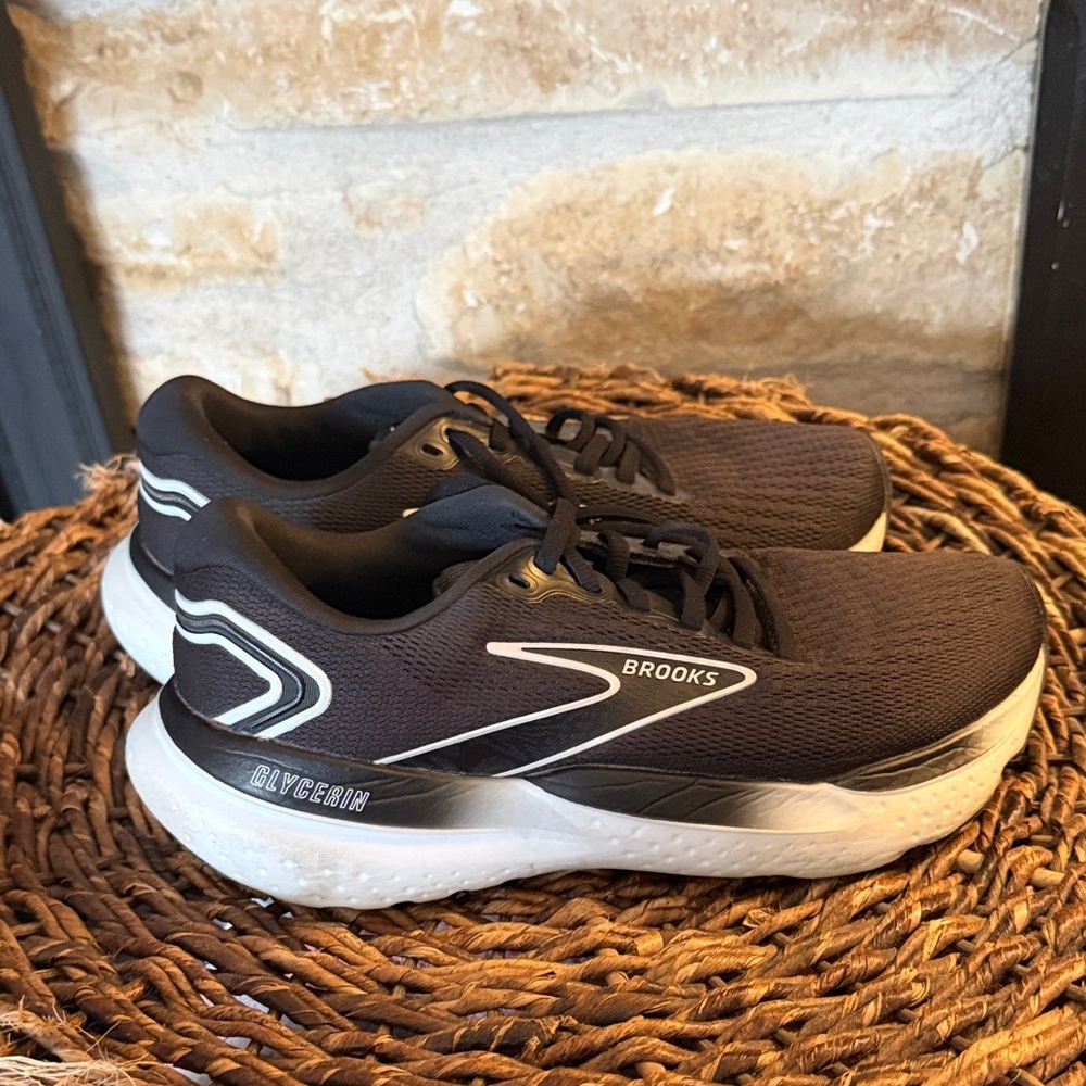 Brooks Glycerin 21 Black and White women’s athletic running tennis Shoes sz 7.5